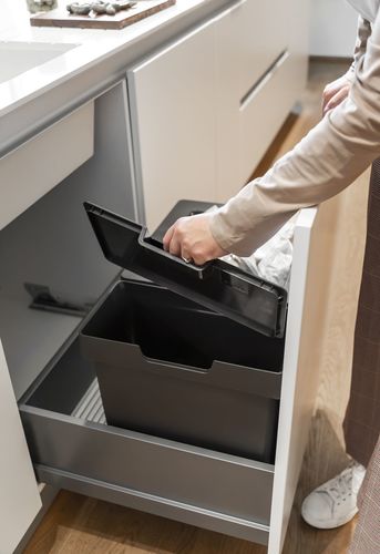 Jak dopasować nowe kosze do segregacji śmieci w starych szafkach kuchennych?